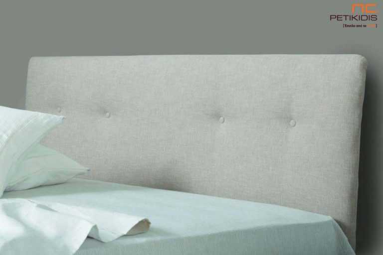 Υφασμάτινο κρεβάτι Cocoon της Linea Strom σε ανοιχτό γκρι μονόχρωμο ύφασμα.Το ύφασμα είναι αποσπώμενο και από την βάση και από το κεφαλάρι . Λεπτομέρεια κεφαλαριού. Μπορούν να αφαιρεθούν οι μαξιλάρες και να έχουμε μια ακόμα πρόταση με σκέτο το κεφαλάρι.