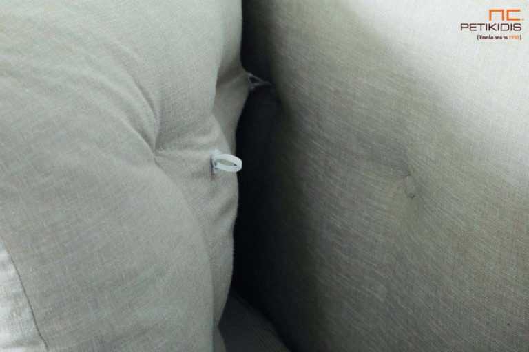 Υφασμάτινο κρεβάτι Cocoon της Linea Strom σε ανοιχτό γκρι μονόχρωμο ύφασμα.Το ύφασμα είναι αποσπώμενο και από την βάση και από το κεφαλάρι . Λεπτομέρεια κεφαλαριού.