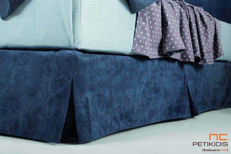 Υφασμάτινο κρεβάτι Cozy της Linea Strom σε μπλε ύφασμα μονόχρωμο.Το ύφασμα αφαιρείται από βάση και κεφαλάρι για εύκολο καθάρισμα.Λεπτομέρεια βάσης.