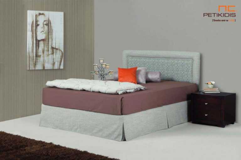 Υφασμάτινο κρεβάτι Ermina της Linea Strom σε γκρι μονόχρωμο ύφασμα και λεπτομέρειες από γεωμετρικά σχήματα.