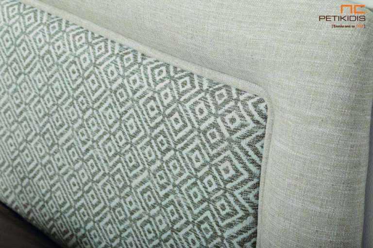 Υφασμάτινο κρεβάτι Ermina της Linea Strom σε γκρι μονόχρωμο ύφασμα και λεπτομέρειες από γεωμετρικά σχήματα. Λεπτομέρεια κεφαλαριού.