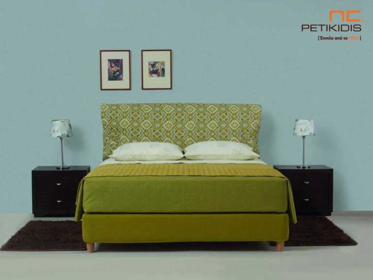 Υφασμάτινο κρεβάτι Frida της Linea Strom σε πράσινο ύφασμα μονόχρωμο αλέκιαστο και αδιάβροχο και γεωματρικά σχέδια στις μαξιλάρες του κεφαλαριού. Το ύφασμα αφαιρείται από την βάση και το κεφαλάρι για εύκολο καθάρισμα.