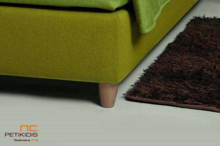 Υφασμάτινο κρεβάτι Frida της Linea Strom σε πράσινο ύφασμα μονόχρωμο αλέκιαστο και αδιάβροχο και γεωματρικά σχέδια στις μαξιλάρες του κεφαλαριού. Το ύφασμα αφαιρείται από την βάση και το κεφαλάρι για εύκολο καθάρισμα. Λεπτομέρεια βάσης.