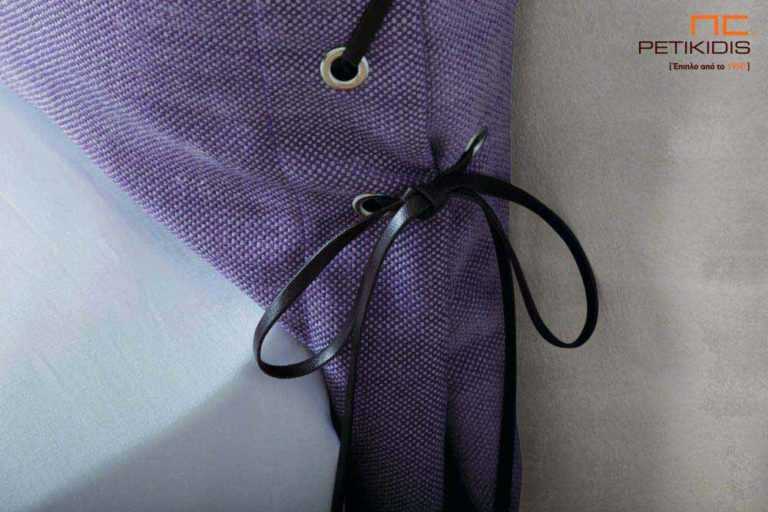 Υφασμάτινο κρεβάτι Joys της Linea Strom σε μοβ ύφασμα μονόχρωμο και λεπτομέρεια δεσίματος στις μαξιλάρες του κεφαλαριού. Το ύφασμα είναι αποσπώμενο και από τη βάση και από το κεφαλάρι για εύκολο καθάρισμα. Λεπτομέρεια μαξιλάρας..