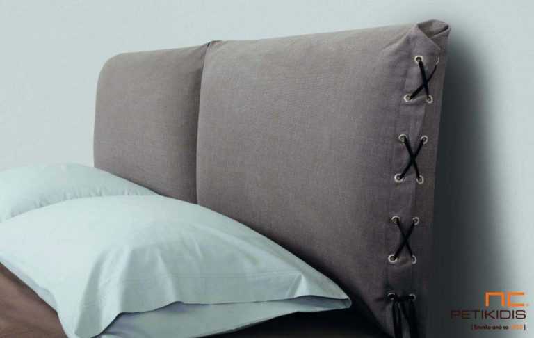 Υφασμάτινο κρεβάτι Joys της Linea Strom σε καφέ ύφασμα μονόχρωμο και λεπτομέρεια δεσίματος στις μαξιλάρες του κεφαλαριού. Το ύφασμα είναι αποσπώμενο και από τη βάση και από το κεφαλάρι για εύκολο καθάρισμα. Λεπτομέρεια μαξιλάρας..