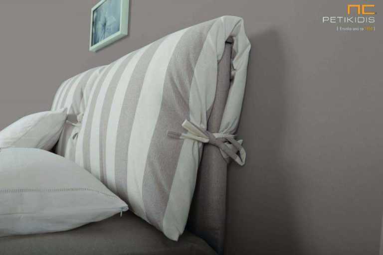 Υφασμάτινο κρεβάτι Lida της Linea Strom σε ύφασμα μπεζ μονόχρωμο αλέκιαστο και αδιάβροχο και ρίγες στις μαξιλάρες του κεφαλαριού. Το ύφασμα αφαιρείται από την βάση και το κεφαλάρι για εύκολο καθάρισμα. Λεπτομέρεια μαξιλάρας.