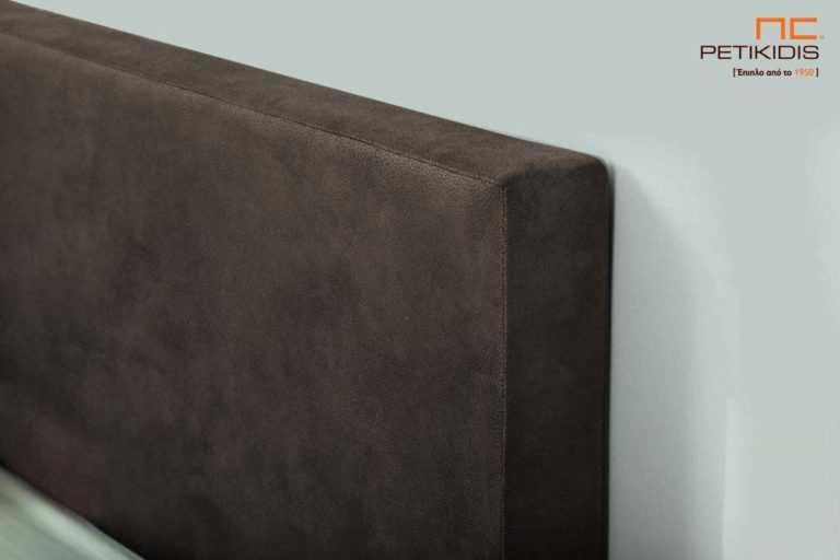 Υφασμάτινο κρεβάτι Mandi της Linea Strom σε καφέ ύφασμα μονόχρωμο αλέκιαστο και αδιάβροχο στη βάση και ρίγα στο κεφαλάρι. Το ύφασμα αφαιρείται από την βάση και το κεφαλάρι για εύκολο καθάρισμα. Λεπτομέρεια κεφαλαριού.