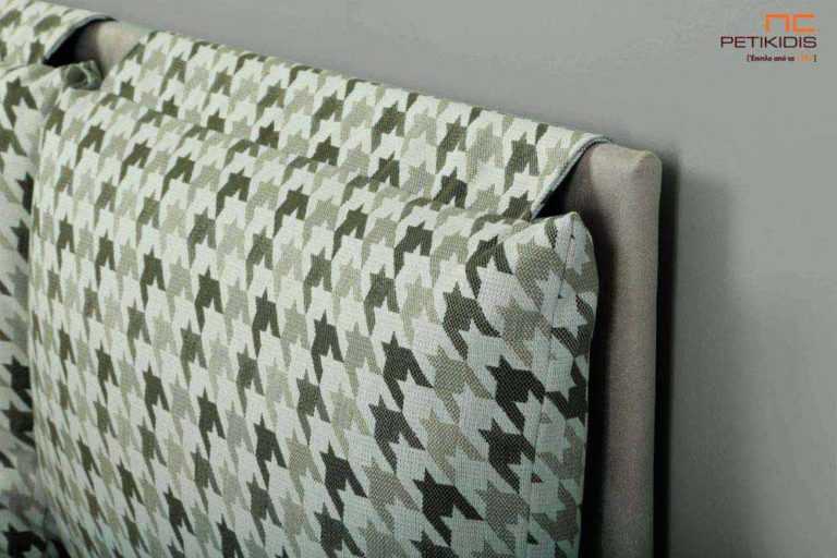 Υφασμάτινο κρεβάτι Milena της Linea Strom σε ύφασμα μπεζ μονόχρωμο αλέκιαστο και αδιάβροχο και σχέδια στις μαξιλάρες του κεφαλαριού. Το ύφασμα αφαιρείται από την βάση και το κεφαλάρι για εύκολο καθάρισμα. Λεπτομέρεια Κεφαλαριού.