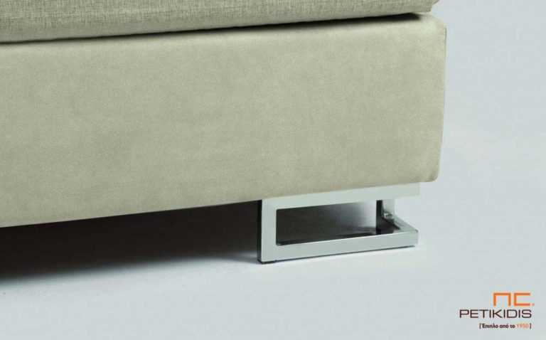 Υφασμάτινο κρεβάτι Milena της Linea Strom σε ύφασμα μπεζ μονόχρωμο αλέκιαστο και αδιάβροχο και σχέδια στις μαξιλάρες του κεφαλαριού. Το ύφασμα αφαιρείται από την βάση και το κεφαλάρι για εύκολο καθάρισμα. Λεπτομέρεια ποδιού βάσης.