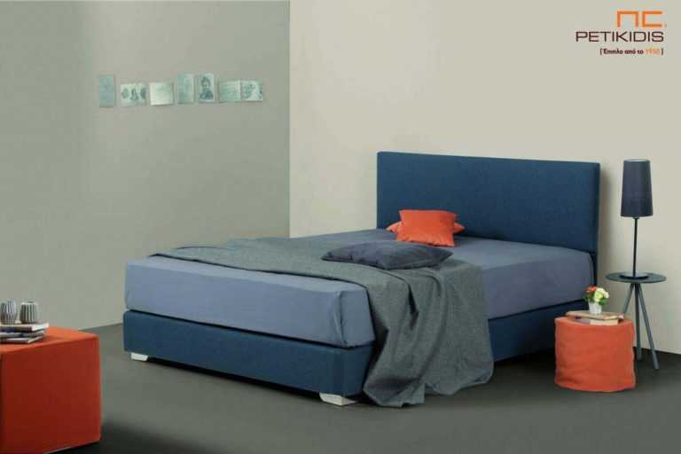 Υφασμάτινο κρεβάτι Ostria της Linea Strom σε μπλε ύφασμα μονόχρωμο αλέκιαστο και αδιάβροχο. Το ύφασμα αφαιρείται από την βάση και το κεφαλάρι για εύκολο καθάρισμα.