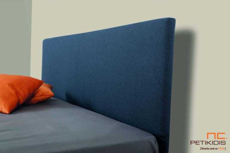 Υφασμάτινο κρεβάτι Ostria της Linea Strom σε μπλε ύφασμα μονόχρωμο αλέκιαστο και αδιάβροχο. Το ύφασμα αφαιρείται από την βάση και το κεφαλάρι για εύκολο καθάρισμα. Λεπτομέρεια κεφαλαριού.