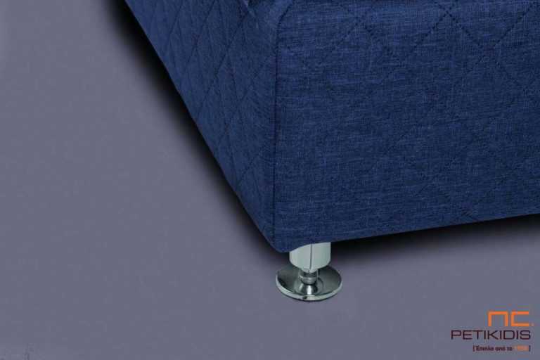 Υφασμάτινο κρεβάτι Prima της Linea Strom σε ύφασμα μονόχρωμο αλέκιαστο και αδιάβροχο καπιτονέ μπλε. Το ύφασμα αφαιρείται από την βάση και το κεφαλάρι για εύκολο καθάρισμα . Λεπτομέρεια βάσης.