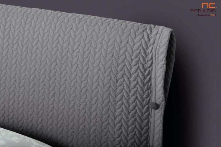 Υφασμάτινο κρεβάτι Sarina της Linea Strom σε μονόχρωμο καπιτονέ γκρι ύφασμα.Το ύφασμα είναι αποσπώμενο και από τη βάση και από το κεφαλάρι για εύκολο καθάρισμα. Λεπτομέρεια κεφαλαριού.