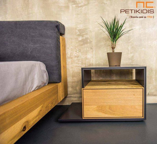 Κλασική Τραπεζαρία Κρεβατοκάμαρα Cube κατασκευασμένη από ξύλο δρυς ρουστίκ. Στο κεφαλάρι διαθέτει δύο μαξιλάρια με αδιάβροχο ύφασμα και μηχανισμούς πολλαπλών θέσεων για μεγαλύτερη ανάπαυση. Λεπτομέρεια πτυσσόμενου κομοδίνου.