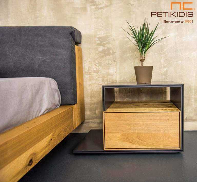 Κρεβατοκάμαρα Cube κατασκευασμένη από ξύλο δρυς ρουστίκ. Στο κεφαλάρι διαθέτει δύο μαξιλάρια με αδιάβροχο ύφασμα και μηχανισμούς πολλαπλών θέσεων για μεγαλύτερη ανάπαυση. Λεπτομέρεια πτυσσόμενου κομοδίνου.