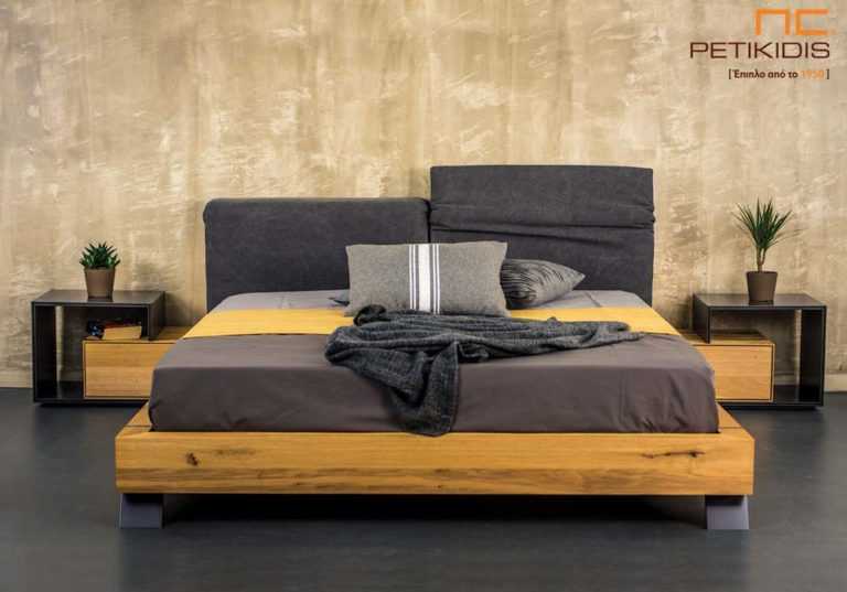 Κρεβατοκάμαρα Cube κατασκευασμένη από ξύλο δρυς ρουστίκ. Στο κεφαλάρι διαθέτει δύο μαξιλάρια με αδιάβροχο ύφασμα και μηχανισμούς πολλαπλών θέσεων για μεγαλύτερη ανάπαυση.