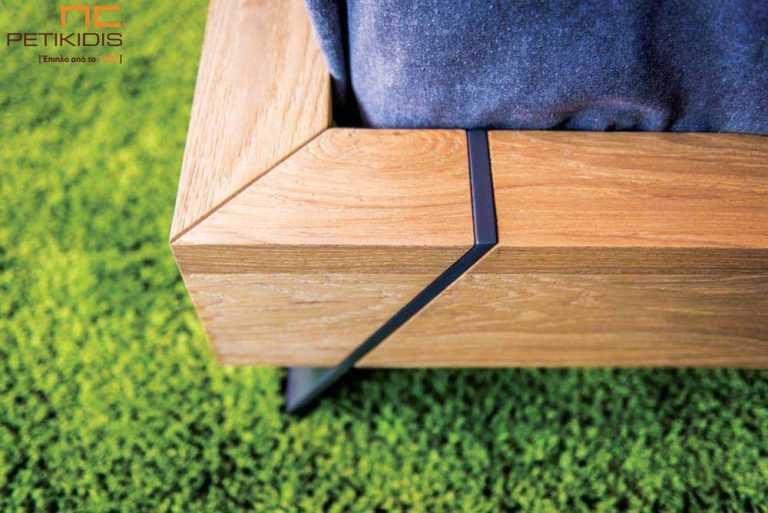 Κρεβατοκάμαρα Cube κατασκευασμένη από ξύλο δρυς ρουστίκ. Στο κεφαλάρι διαθέτει δύο μαξιλάρια με αδιάβροχο ύφασμα και μηχανισμούς πολλαπλών θέσεων για μεγαλύτερη ανάπαυση. Λεπτομέρεια μεταλλικού ποδαρικού.