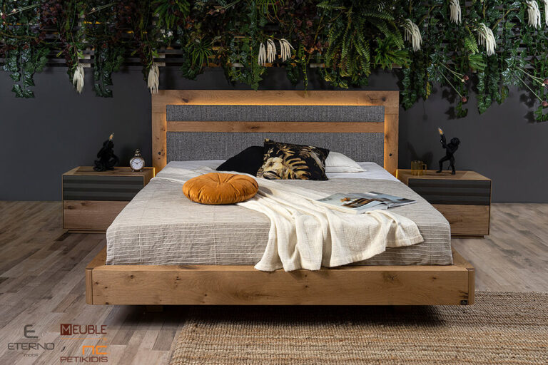 Η κρεβατοκάμαρα Desire σε σύγχρονο design και η αισθητική. Ο ιδιαίτερος σχεδιασμός στην τουαλέτα και στα κομοδίνα όπως και ο φωτισμός στο κρεβάτι είναι το στοιχείο που την χαρακτηρίζει. Φυσικός καπλαμάς ξύλου δρυς ρουστίκ, λάκα ματ και ύφασμα επιλογής.