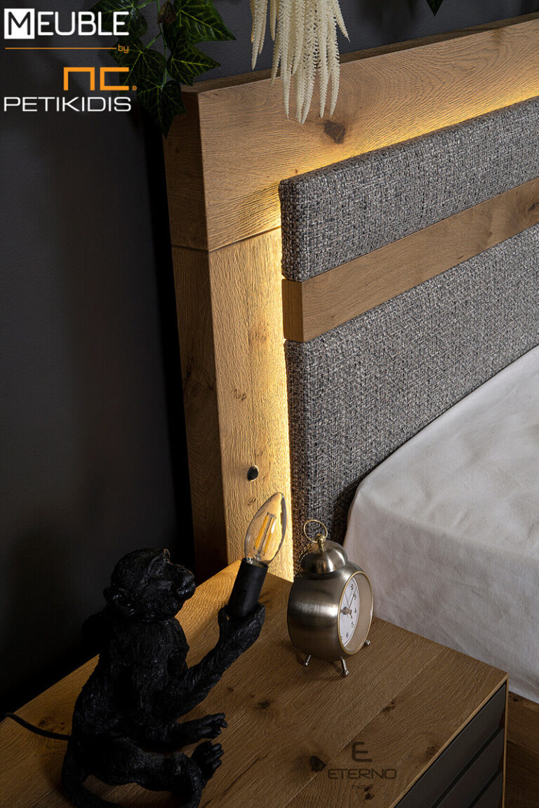 Λεπτομέρεια κρεβατοκάμαρας Desire. Σύγχρονο design και η αισθητική. Ο ιδιαίτερος σχεδιασμός στην τουαλέτα και στα κομοδίνα όπως και ο φωτισμός στο κρεβάτι είναι το στοιχείο που την χαρακτηρίζει. Φυσικός καπλαμάς ξύλου δρυς ρουστίκ, λάκα ματ και ύφασμα επιλογής.