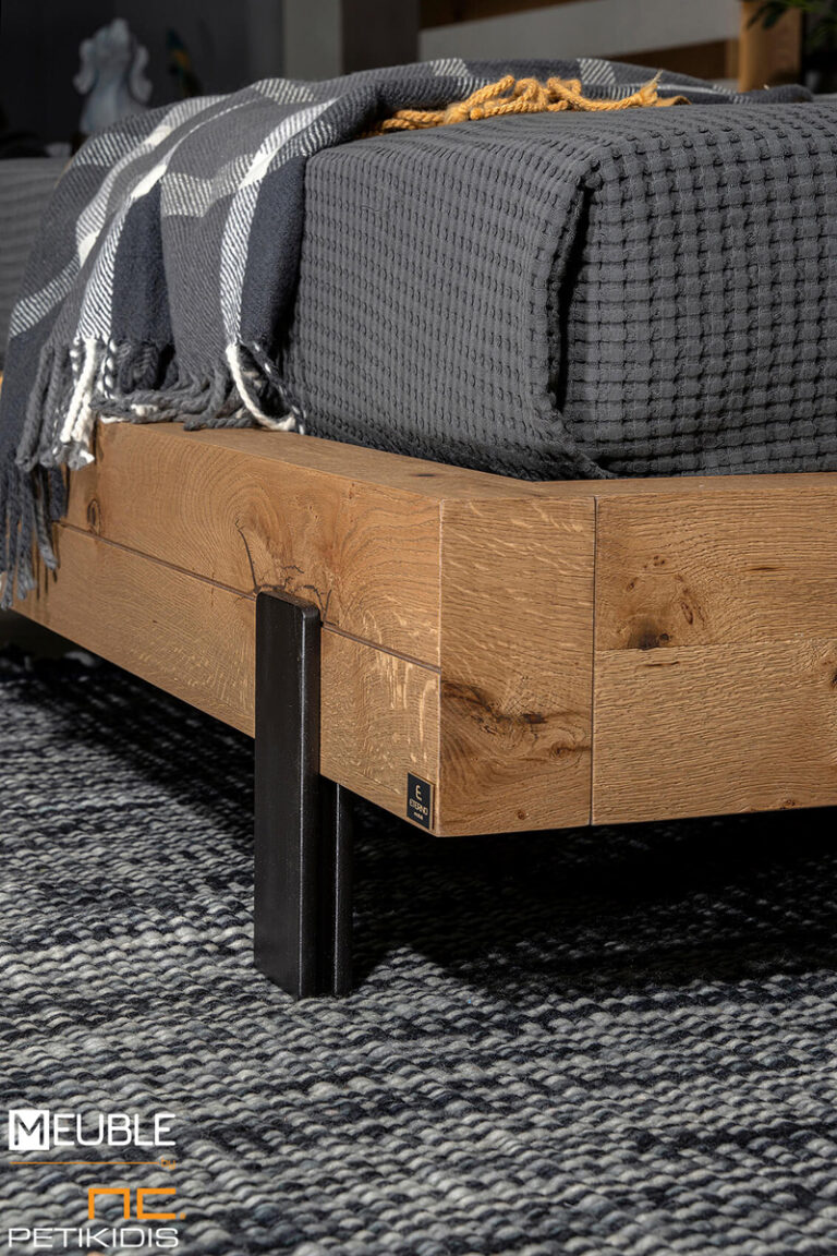 Λεπτομέρεια. Κρεβατοκάμαρα Domus. Σχεδιασμένη με minimal και μοντέρνο στυλ, κατασκευασμένη από φυσικό ξύλο ρουστίκ δρυ με λεπτομέρειες σε γκοφρέ λάκα. Ο ατμοσφαιρικός φωτισμός στο κρεβάτι, ο λιτός σχεδιασμός και τα μεταλλικά πόδια είναι το βασικό χαρακτηριστικό της κρεβατοκάμαρας Domus.