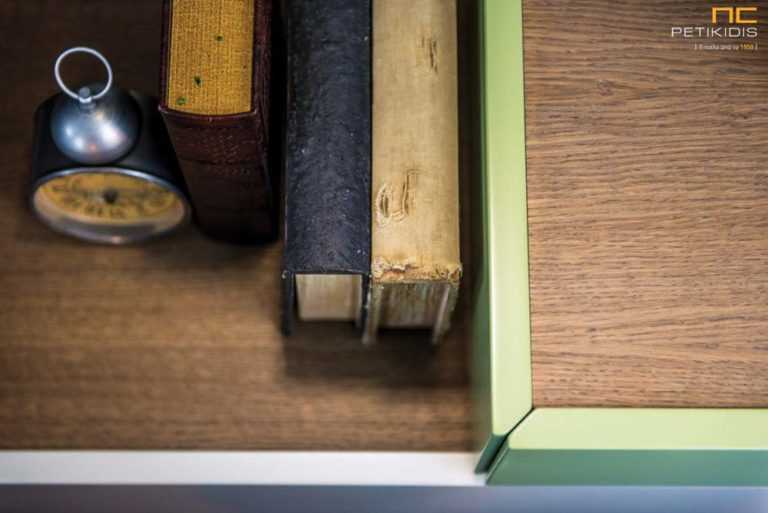 Τουαλέτα κρεβατοκάμαρας Free σε μοντέρνο ιδιαίτερο σχέδιο. Κατασκευασμένο από ξύλο δρύς και λάκα.Λεπτομέρεια.