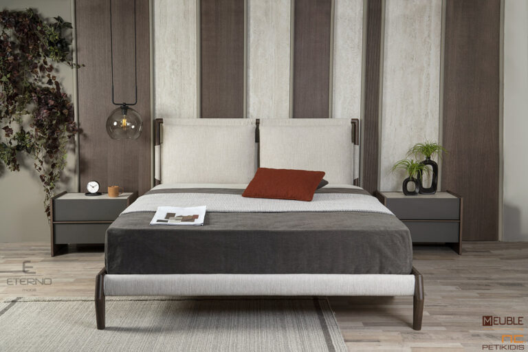 Σετ κρεβατοκάμαρας Icon σε Δρυς ή Δρυς ρουστίκ και λάκα, σε συνδυασμό με ύφασμα στο κεφαλάρι και στο ποδαρικό. Η παρουσία κεραμικής επιφάνειας στα κομοδίνα και στην τουαλέτα τονίζει τη μοναδικότητα του σχεδιασμού της. Τα χρώματα ξύλου και λάκας, καθώς και το ύφασμα επιλέγεται κατόπιν παραγγελίας σύμφωνα με το γούστο και τον χώρο που θα τοποθετηθούν.