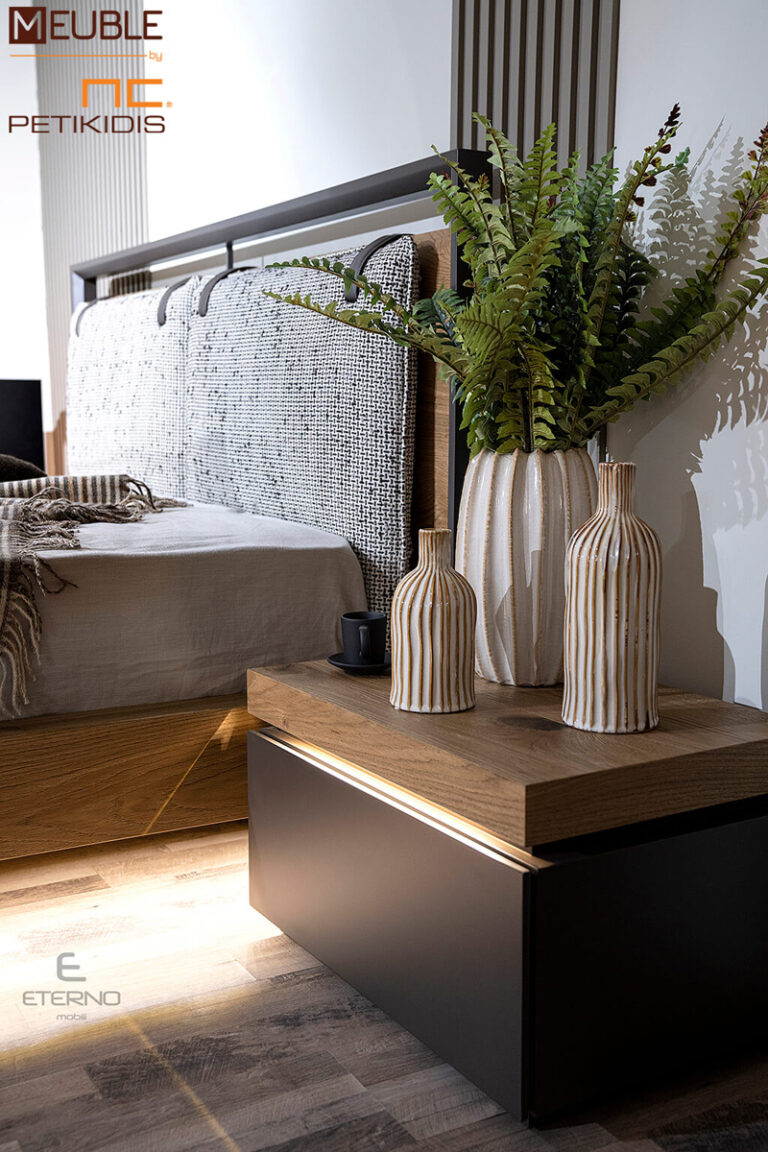 Λεπτομέρεια κομοδίνου Libre. Διατίθεται και με φωτισμό. Κρεβατοκάμαρα Libre κατασκευασμένη από φυσικό ξύλο δρυς ρουστίκ σε συνδυασμό λάκας και μαξιλάρες από αλέκιαστο αδιάβροχο ύφασμα. Μοντέρνος και μινιμαλ σχεδιασμός.