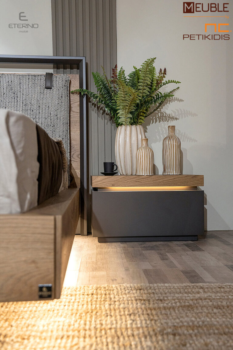 Λεπτομέρεια κομοδίνου Libre. Διατίθεται και με φωτισμό. Κρεβατοκάμαρα Libre κατασκευασμένη από φυσικό ξύλο δρυς ρουστίκ σε συνδυασμό λάκας και μαξιλάρες από αλέκιαστο αδιάβροχο ύφασμα. Μοντέρνος και μινιμαλ σχεδιασμός.