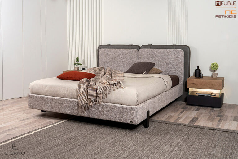 Κρεβατοκάμαρα Think Fabric σε minimal και λιτό σχεδιασμό. Συνδυάζει αρμονικά το ρουστίκ δρυς, τη γκοφρέ λάκα και το αδιάβροχο ύφασμα. Διατίθεται σε ποικιλία χρωμάτων και συνδυασμό υφασμάτων. Χαρακτηριστική η λεπτομέρεια από κρύσταλλο στα κομοδίνα και ο έξτρα φωτισμός σε αυτά.