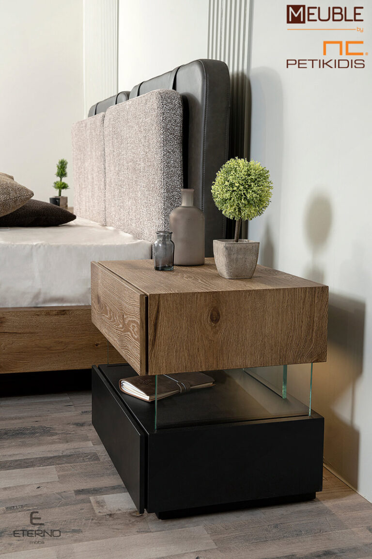 Λεπτομέρεια κομοδίνου. Κρεβατοκάμαρα Think σε minimal και λιτό σχεδιασμό. Συνδυάζει αρμονικά το ρουστίκ δρυς, τη γκοφρέ λάκα και το αδιάβροχο ύφασμα στο κεφαλάρι του. Διατίθεται σε ποικιλία χρωμάτων και συνδυασμό υφασμάτων. Χαρακτηριστική η λεπτομέρεια από κρύσταλλο στα κομοδίνα και ο έξτρα φωτισμός σε αυτά.