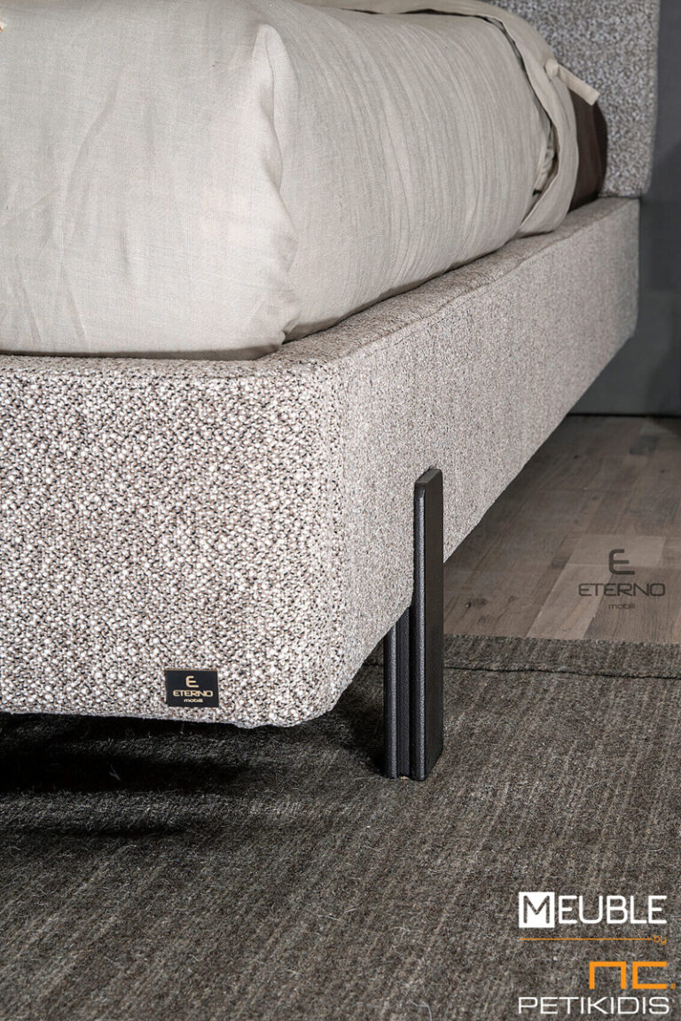 Λεπτομέρεια. Κρεβατοκάμαρα Think Fabric σε minimal και λιτό σχεδιασμό. Συνδυάζει αρμονικά το ρουστίκ δρυς, τη γκοφρέ λάκα και το αδιάβροχο ύφασμα. Διατίθεται σε ποικιλία χρωμάτων και συνδυασμό υφασμάτων. Χαρακτηριστική η λεπτομέρεια από κρύσταλλο στα κομοδίνα και ο έξτρα φωτισμός σε αυτά.