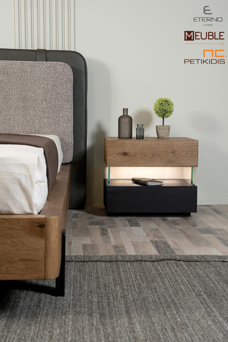 Λεπτομέρεια κομοδίνου. Κρεβατοκάμαρα Think σε minimal και λιτό σχεδιασμό. Συνδυάζει αρμονικά το ρουστίκ δρυς, τη γκοφρέ λάκα και το αδιάβροχο ύφασμα στο κεφαλάρι του. Διατίθεται σε ποικιλία χρωμάτων και συνδυασμό υφασμάτων. Χαρακτηριστική η λεπτομέρεια από κρύσταλλο στα κομοδίνα και ο έξτρα φωτισμός σε αυτά.