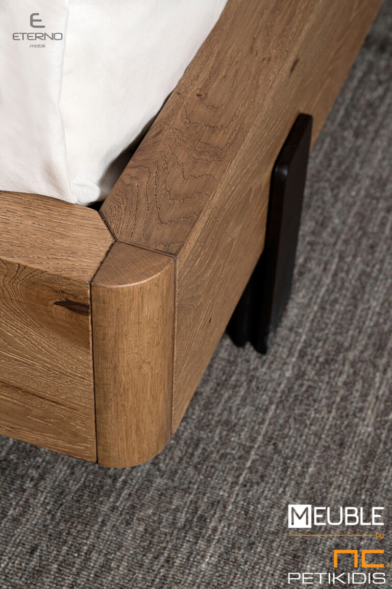 Λεπτομέρεια ποδαρικού. Κρεβατοκάμαρα Think σε minimal και λιτό σχεδιασμό. Συνδυάζει αρμονικά το ρουστίκ δρυς, τη γκοφρέ λάκα και το αδιάβροχο ύφασμα στο κεφαλάρι του. Διατίθεται σε ποικιλία χρωμάτων και συνδυασμό υφασμάτων. Χαρακτηριστική η λεπτομέρεια από κρύσταλλο στα κομοδίνα και ο έξτρα φωτισμός σε αυτά.