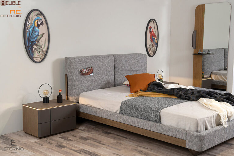 Λεπτομέρεια κομοδίνου και επιτοίχιου καθρέφτη της κρεβατοκάμαρας Wish από ξύλο δρυς, λάκα ματ και αδιάβροχο - αλέκιαστο ύφασμα. Σχεδιασμένη με καμπύλες γραμμές και μοντέρνα φόρμα. Τα στοιχεία που την κάνουν ιδιαίτερη είναι η "τσέπη" στο κεφαλάρι και τα κομοδίνα με τον ενσωματωμένο φωτισμό.