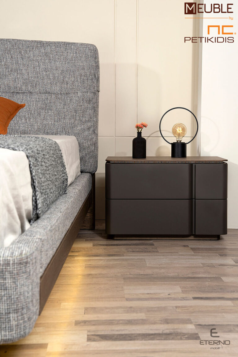 Λεπτομέρεια της κρεβατοκάμαρας Wish από ξύλο δρυς, λάκα ματ και αδιάβροχο - αλέκιαστο ύφασμα. Σχεδιασμένη με καμπύλες γραμμές και μοντέρνα φόρμα. Τα στοιχεία που την κάνουν ιδιαίτερη είναι η "τσέπη" στο κεφαλάρι και τα κομοδίνα με τον ενσωματωμένο φωτισμό.