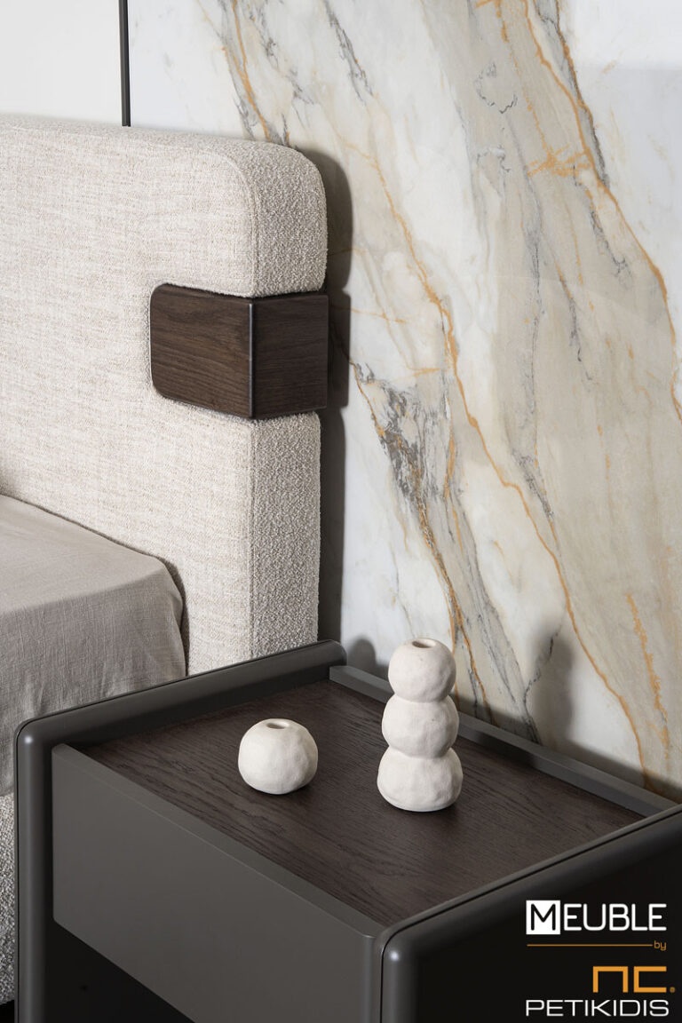 Κρεβατοκάμαρα Solid με ύφασμα αλέκιαστο σε εκρού αποχρώσεις, ξύλο δρυς και λεπτομέρειες λάκας. Μοντέρνος και minimal σχεδιασμός. Διατίθεται σε μεγάλη ποικιλία χρωμάτων by Eterno Mobili.