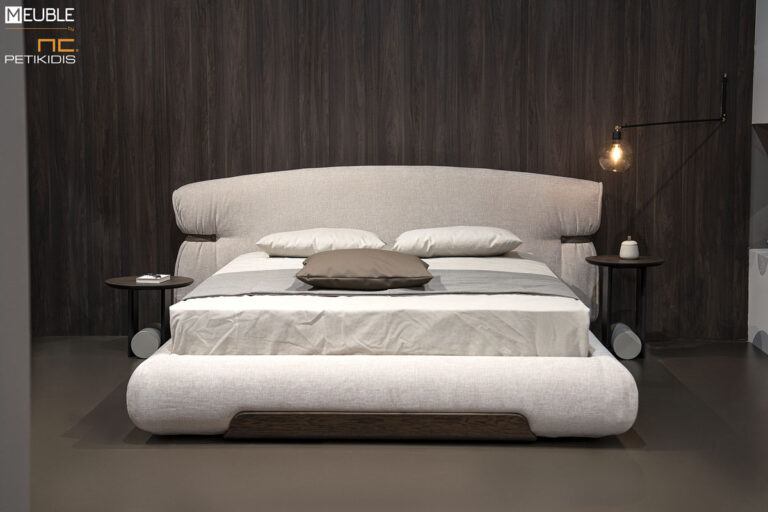 Κρεβάτι Cloud με εκρού ύφασμα αλέκιαστο και λεπτομέρειες από τεχνόδερμα και ξύλο δρυς. Διατίθεται σε μεγάλη ποικιλία χρωμάτων by Eterno Mobili.