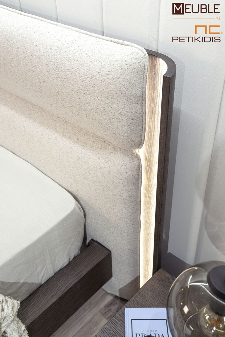 Κρεβατοκάμαρα Twin από ξύλο δρυς, ύφασμα εκρού αλέκιαστο και λεπτομέρειες λάκας. Διατίθεται σε μεγάλη ποικιλία χρωμάτων και υφασμάτων by Eterno Mobili. Διαθέτει προαιρετικό φωτισμό στο κεφαλάρι.