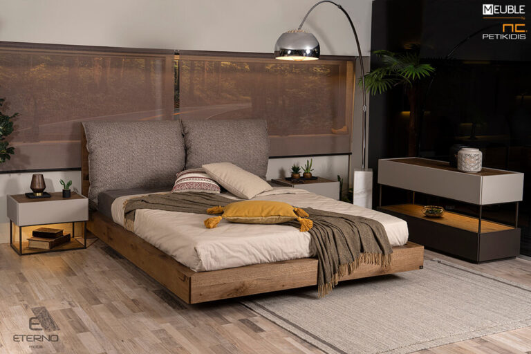 Λεπτομέρεια. Κρεβατοκάμαρα Easy. Ένα μοντέλο κατασκευασμένο από ξύλο ρουστίκ σε συνδυασμό με λάκα ματ και μεταλλικές λεπτομέρειες μας εντυπωσιάζει τόσο αισθητικά όσο και λειτουργικά με την προσθήκη των δύο μαξιλαριών στο κεφαλάρι με αδιάβροχο και αλέκιαστο ύφασμα.