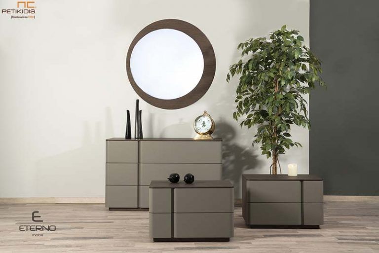 Τουαλέτα, καθρέπτης και κομοδίνα Feel σε ξύλο δρυς και λάκα.