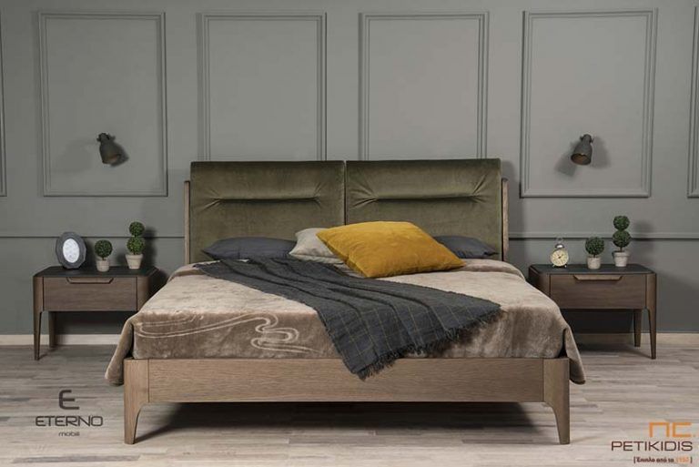 Κρεβατοκάμαρα New Liberty με τουαλέτα και κομοδίνα από ξύλο δρυς και υφασμάτινο Κεφαλάρι.