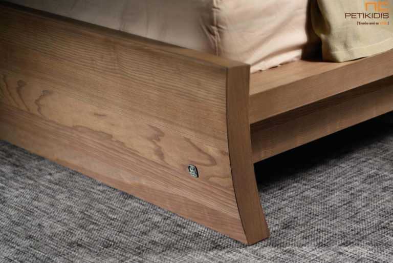 Κρεβατοκάμαρα Σάρα της Join από Ξύλο Ελιάς και Τεχνόδερμα σε μια απόχρωση και διακοσμητική γραμμή από γαζί. Λεπτομέρεια ποδαρικού.