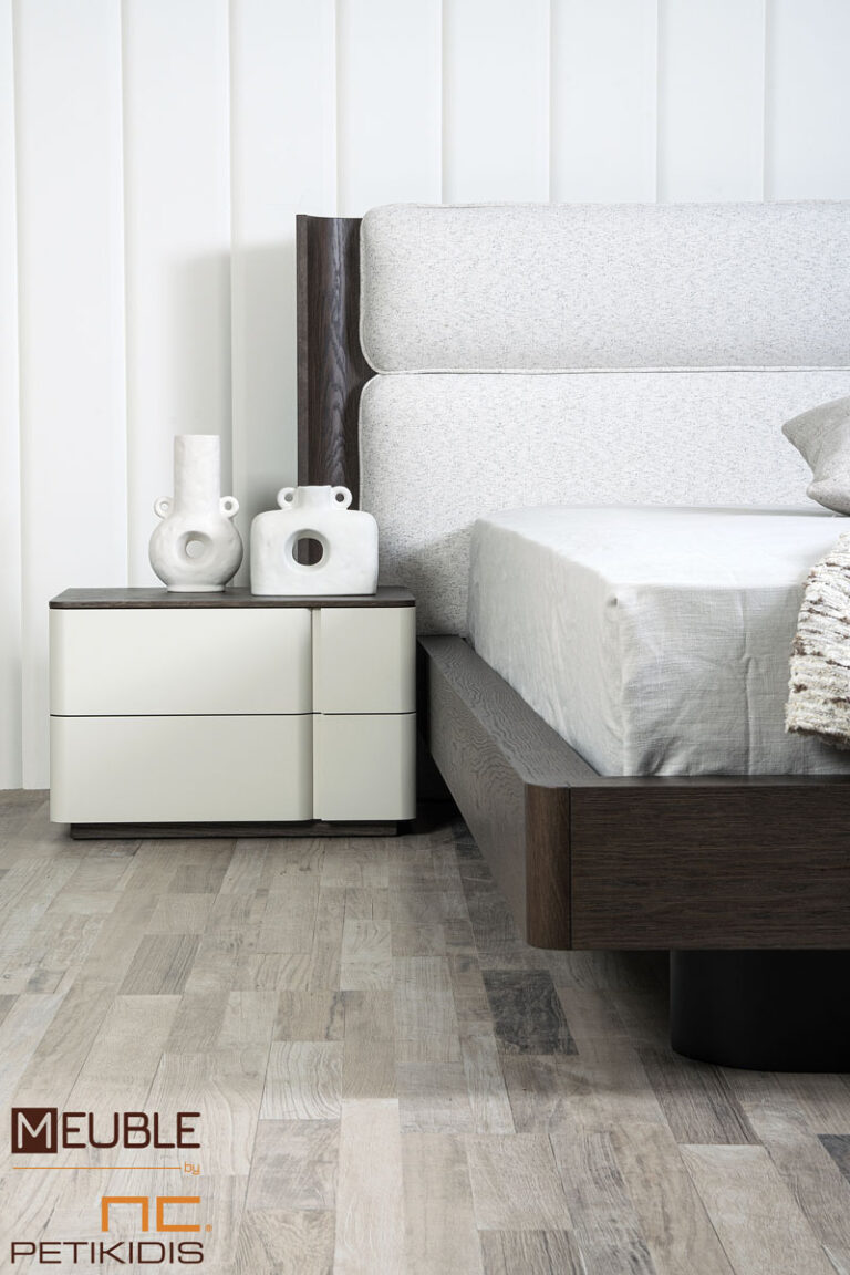 Κομοδίνο Twin από ξύλο δρυς και λεπτομέρειες λάκας. Διατίθεται σε μεγάλη ποικιλία χρωμάτων.