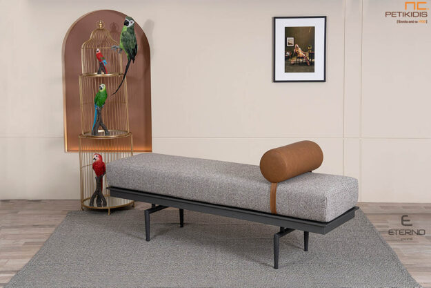 Πάγκος Balance με μεταλλικά πόδια και ξύλινη βάση. Διατίθεται σε μεγάλη ποικιλία χρωμάτων ξύλου και υφασμάτων.