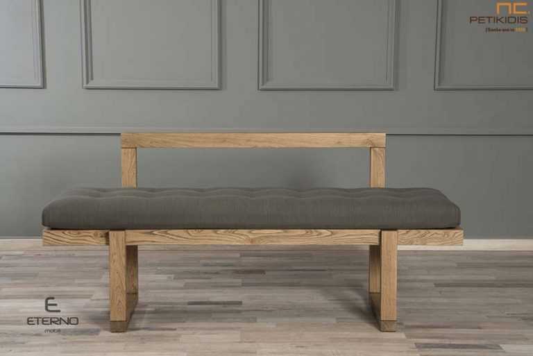 Πάγκος Joy με σκελετό από ξύλο δρυς ρουστίκ και με μεγάλο μαξιλάρι στο κάθισμα σε γκρι λαδί χρώμα, που προσφέρει extra άνεση και ύφασμα αλέκιαστο και αδιάβροχο.Λεπτομέρεια.