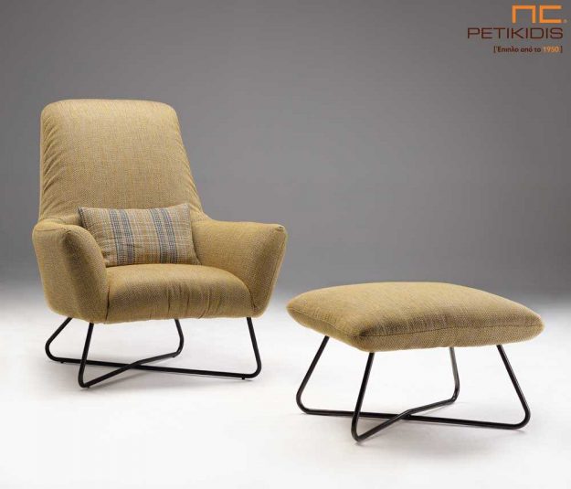 Πολυθρόνα Andy με μεταλλικά πόδια και σκαμπώ υποπόδιο με ύφασμα αδιάβροχο.