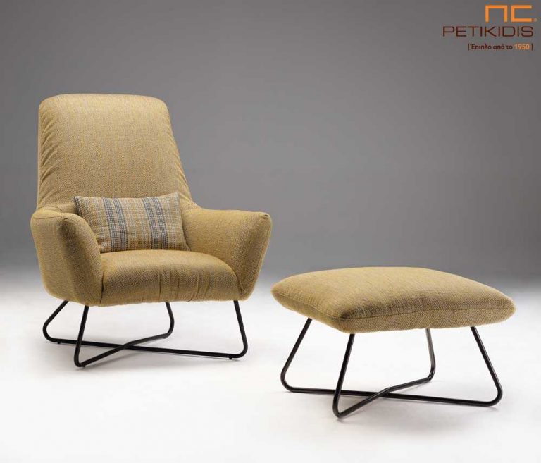 Πολυθρόνα Andy με μεταλλικά πόδια και σκαμπώ υποπόδιο με ύφασμα αδιάβροχο.