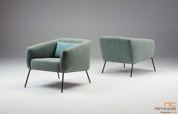 Πολυθρόνα Swing με μεταλλικά πόδια και σκαμπώ-υποπόδιο με ύφασμα σε γκρι αποχρώσεις.