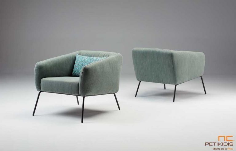 Πολυθρόνα Swing με μεταλλικά πόδια και σκαμπώ-υποπόδιο με ύφασμα σε γκρι αποχρώσεις.