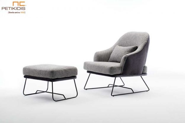 Πολυθρόνα Coral με μεταλλικά πόδια και σκαμπώ.